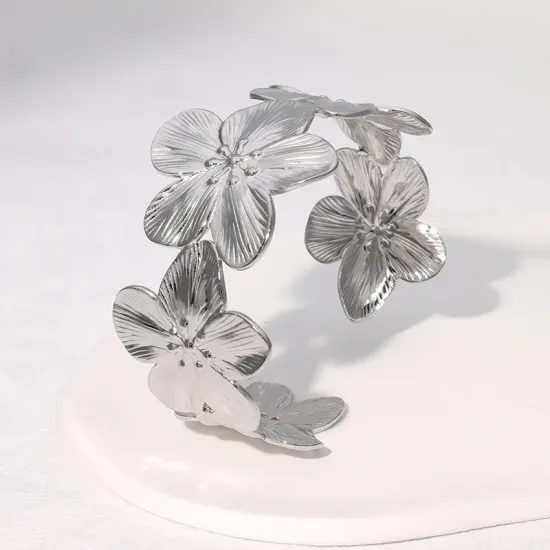 Βραχιόλι Floral Cuff – Ασημένιο Ατσάλινο Βραχιόλι με Ανάγλυφα Λουλούδια