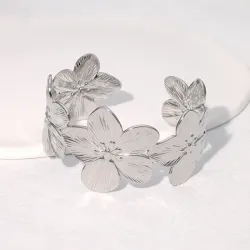 Βραχιόλι Floral Cuff – Ασημένιο Ατσάλινο Βραχιόλι με Ανάγλυφα Λουλούδια