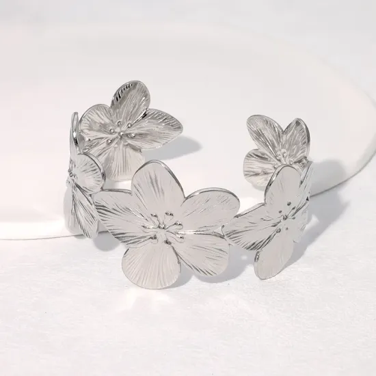 Βραχιόλι Floral Cuff – Ασημένιο Ατσάλινο Βραχιόλι με Ανάγλυφα Λουλούδια